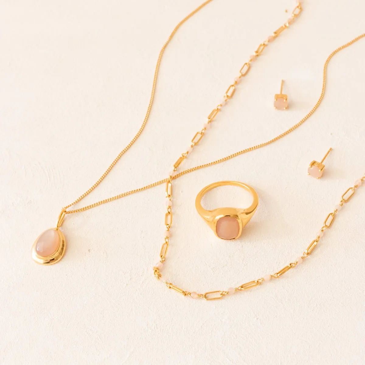 LOVE VINTAGE SIGNET RING - PEACH MOONSTONE & GOLD