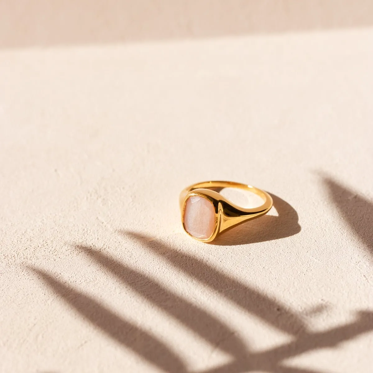 LOVE VINTAGE SIGNET RING - PEACH MOONSTONE & GOLD
