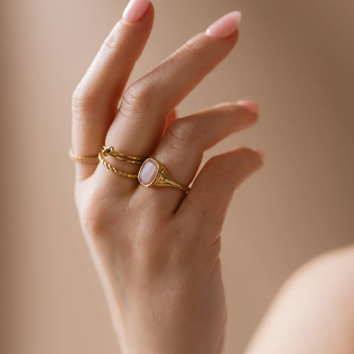LOVE VINTAGE SIGNET RING - PEACH MOONSTONE & GOLD
