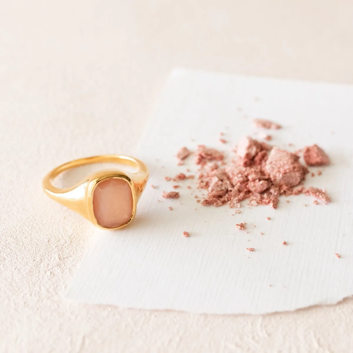 LOVE VINTAGE SIGNET RING - PEACH MOONSTONE & GOLD