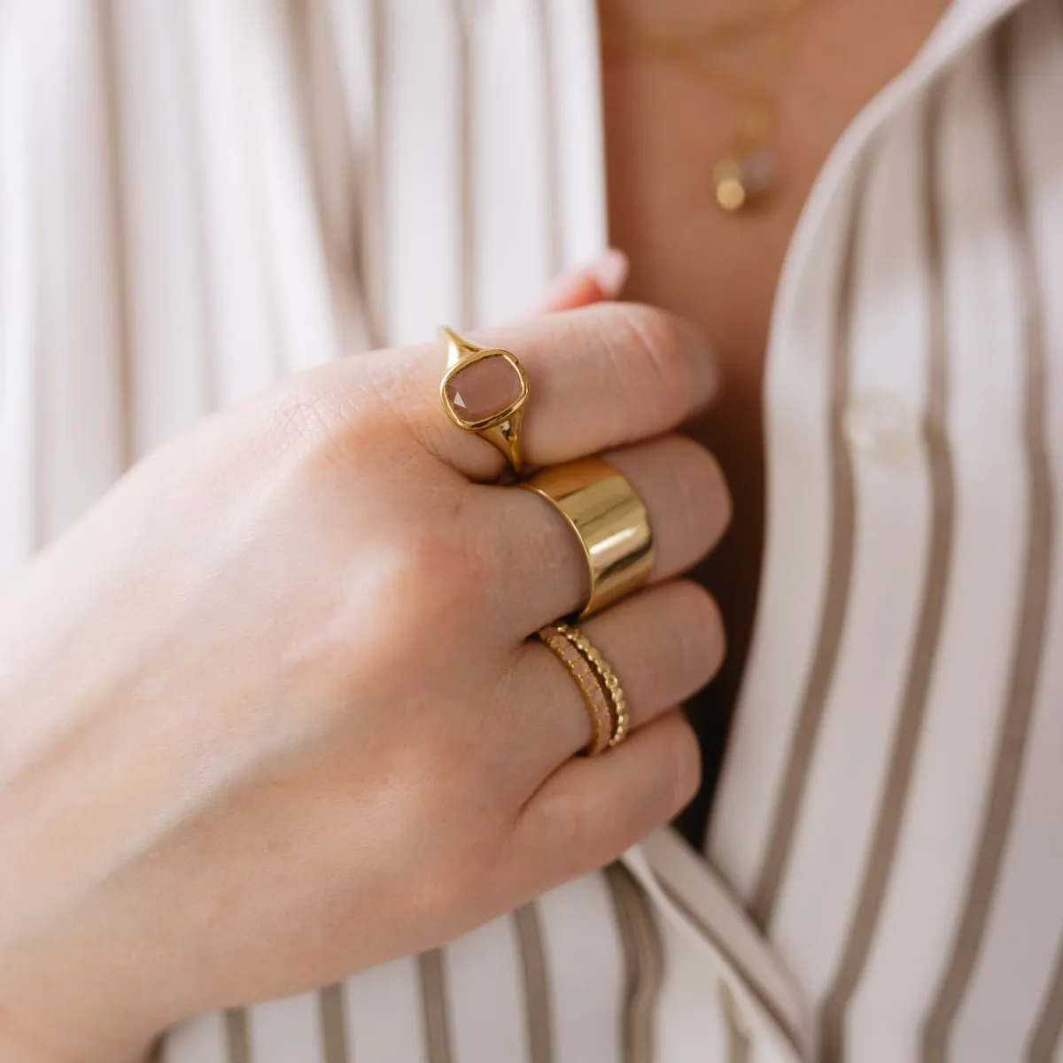 LOVE VINTAGE SIGNET RING - PEACH MOONSTONE & GOLD