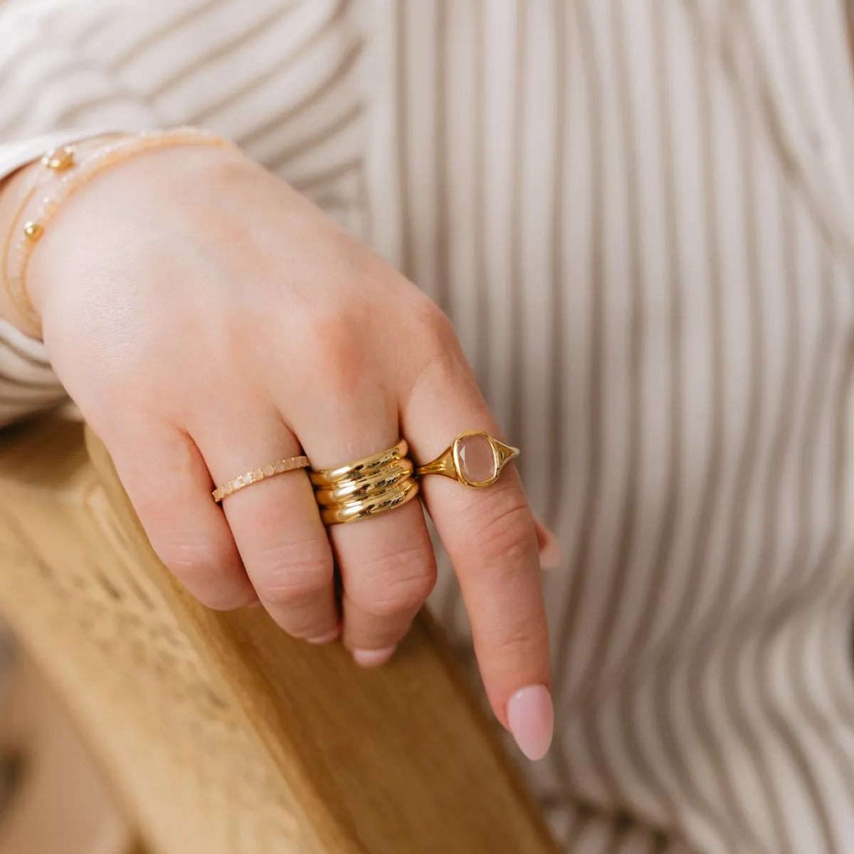 LOVE VINTAGE SIGNET RING - PEACH MOONSTONE & GOLD