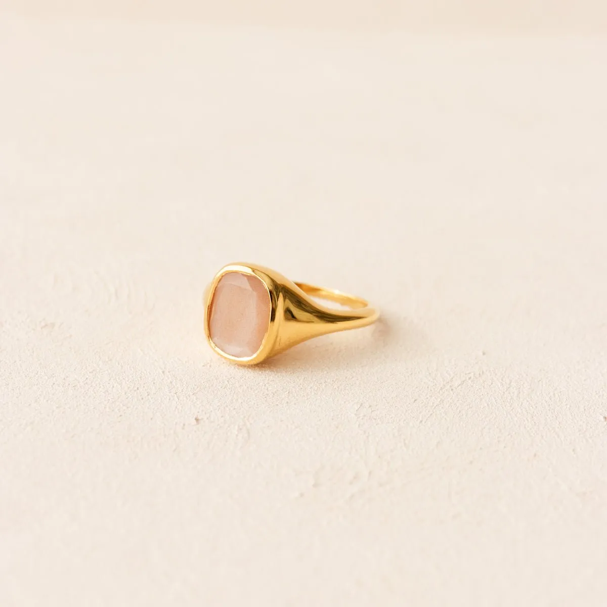 LOVE VINTAGE SIGNET RING - PEACH MOONSTONE & GOLD